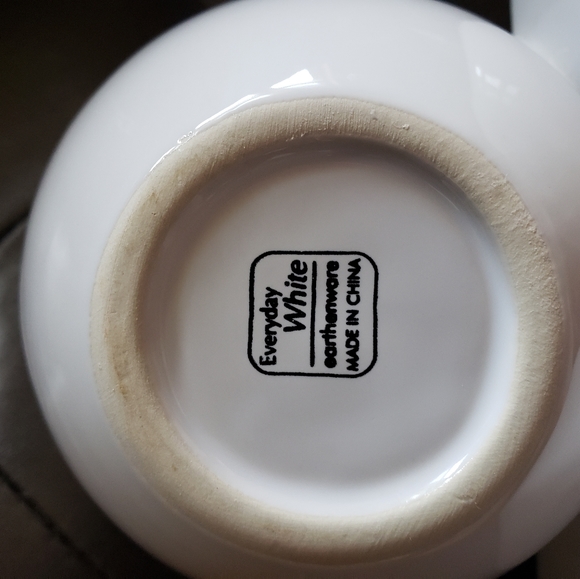 White condiment, sauce, dip dish - Picture 2 of 5